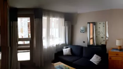 Divisible living room with beds and dining room