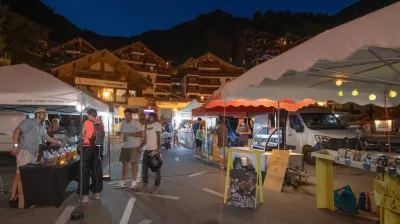 Hand-craft market by night_Champagny-en-Vanoise