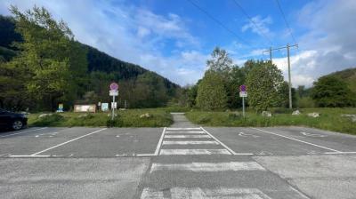 Devant l'entrée de la base de loisirs des Versants d'Aime, en face du pont Place de parking handicapé