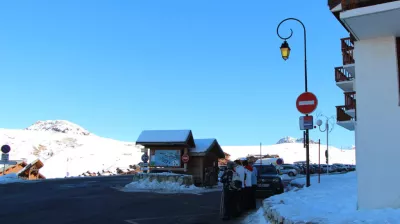 Shuttle bus stop arrival, Plagne Soleil