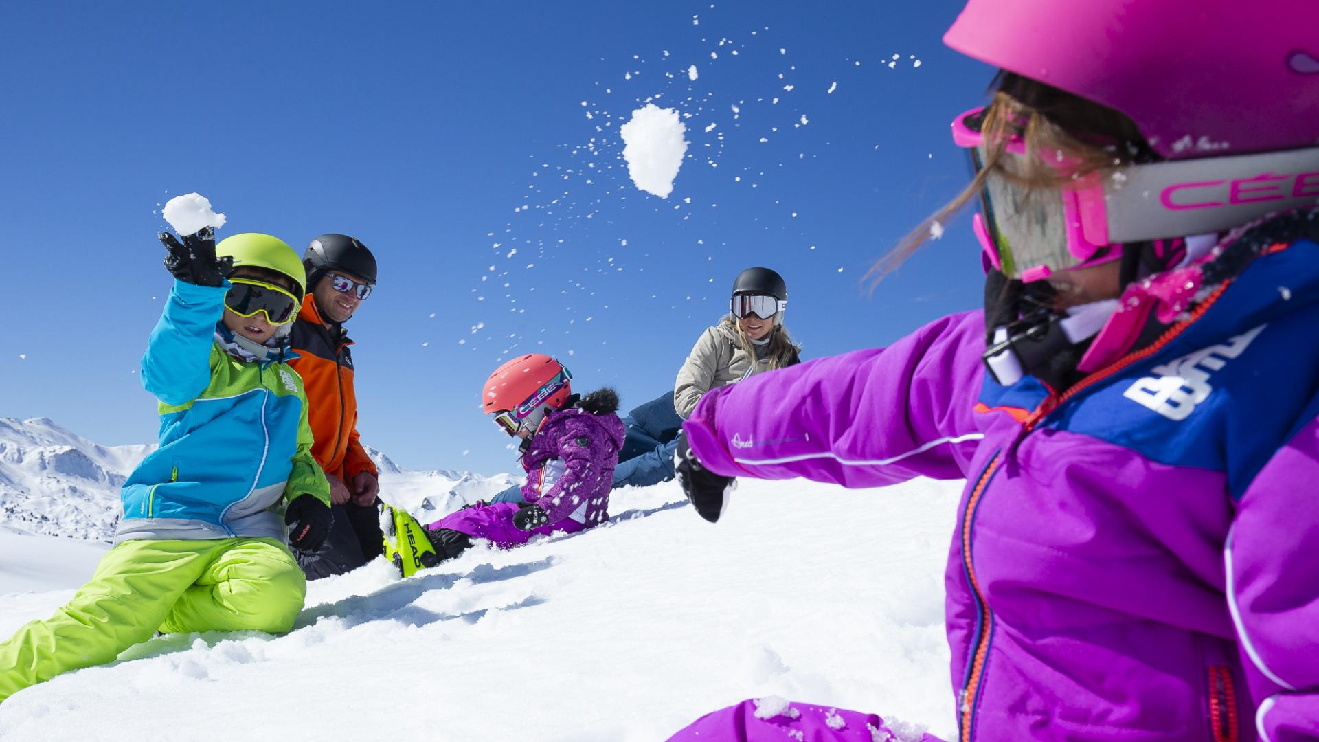 Bataille de boule de neige en famille à La Plagne Bataille de boule de neige en famille à La Plagne