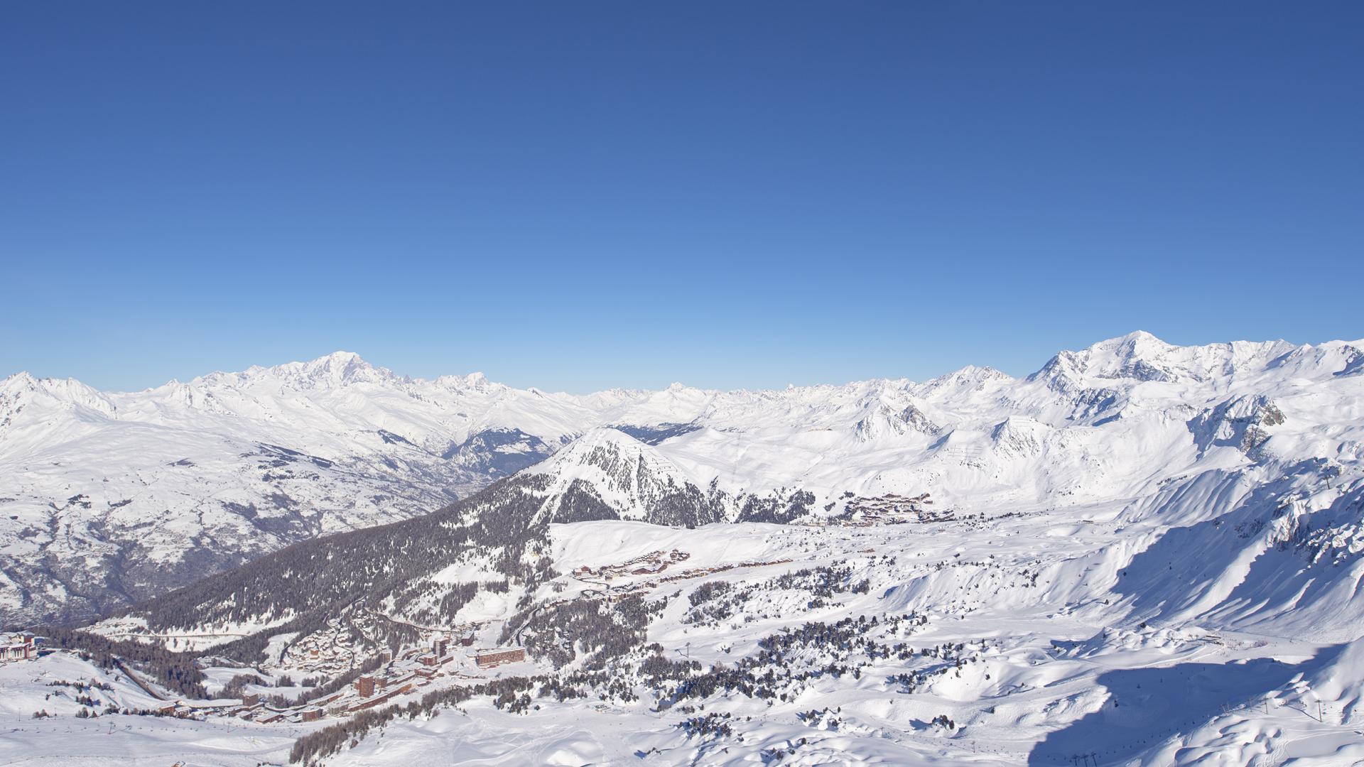 Panorama sur La Plagne depuis le sommet du Bécoin