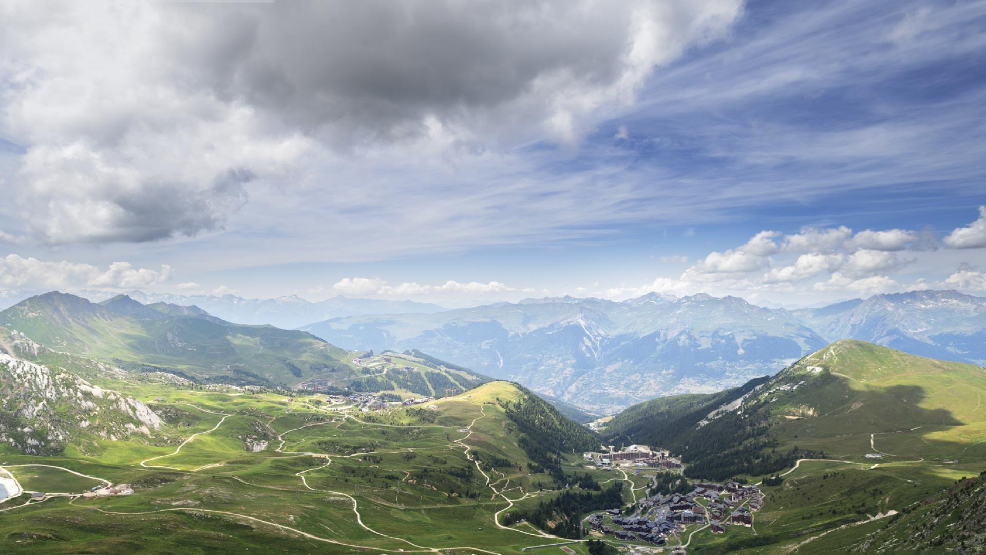 Vue panoramique de la Plagne en été