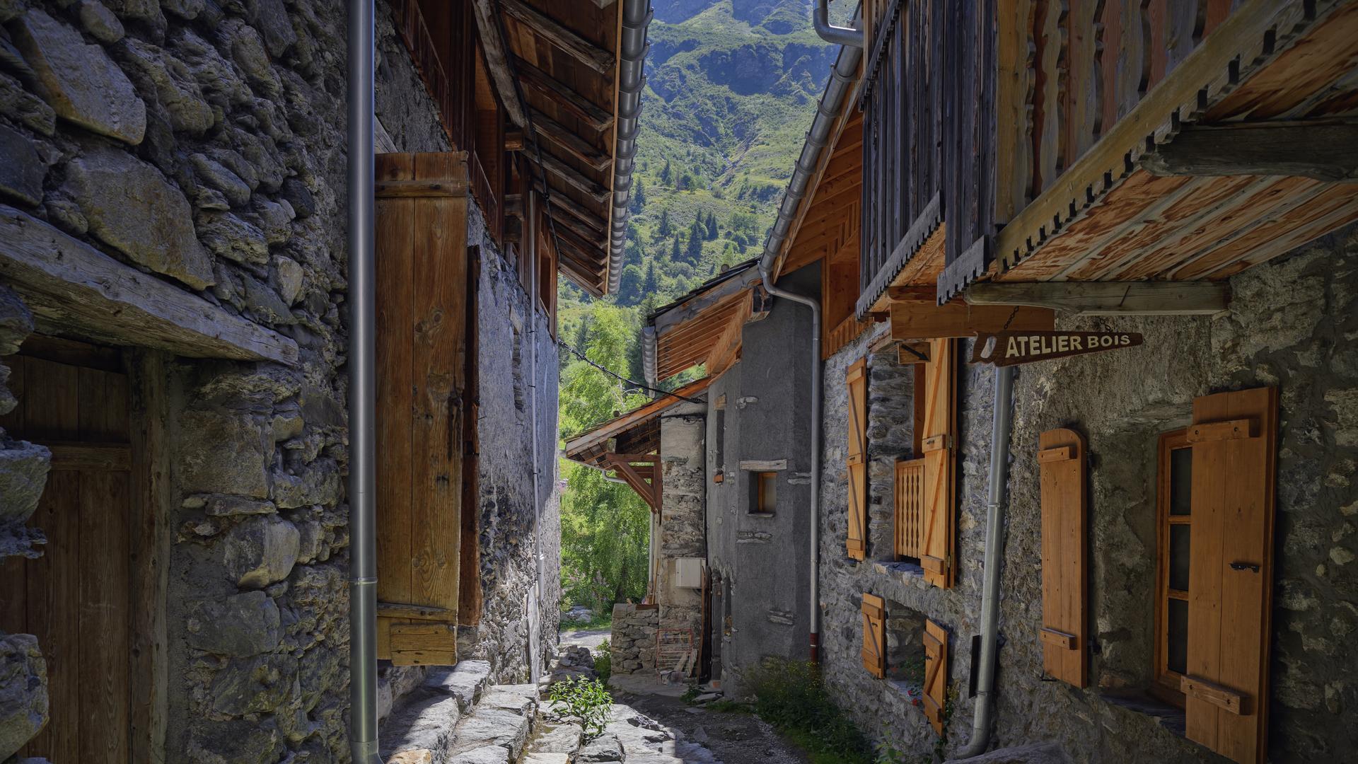 Ruelle typique village de friburge La Plagne