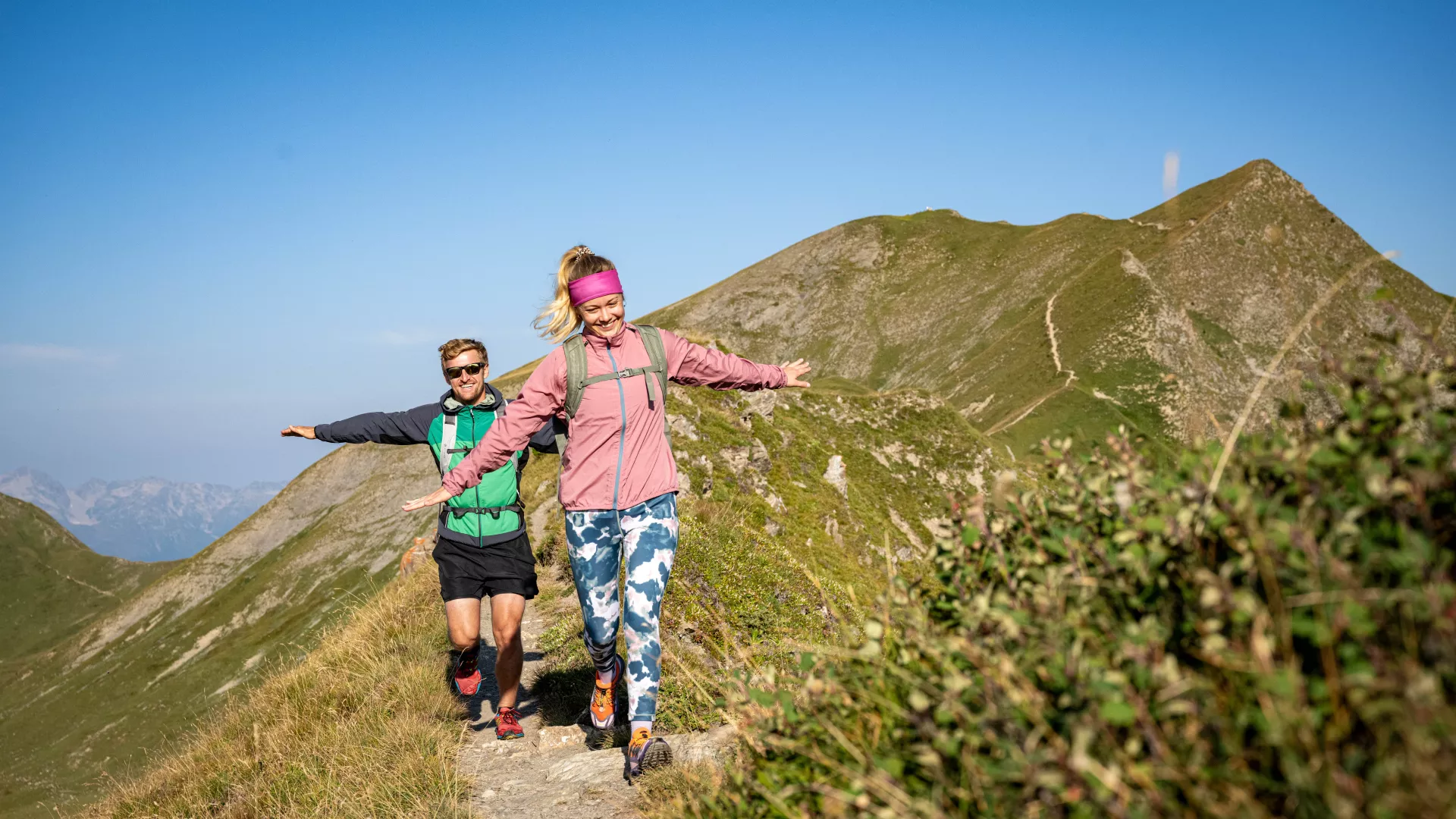 Randonneurs heureux sur le sentier du Mont Jovet