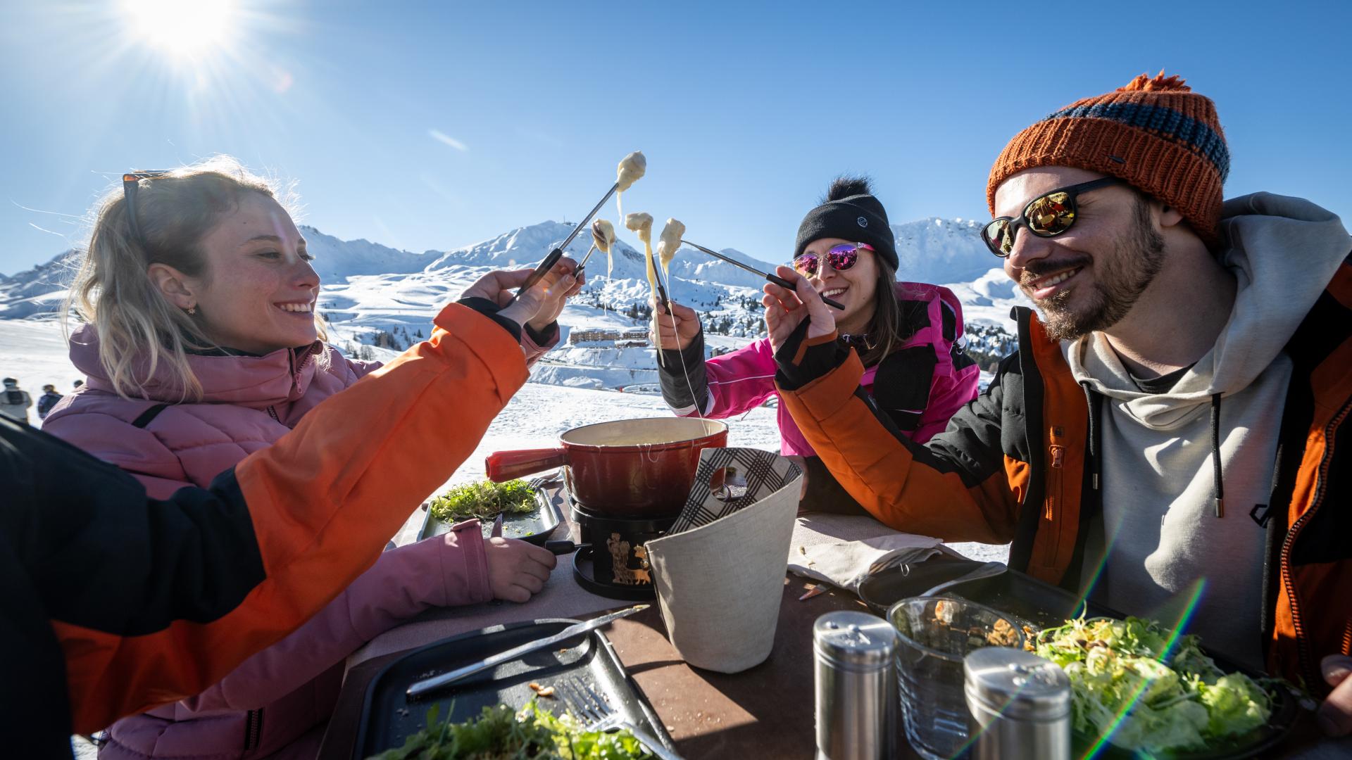 la-plagne-altitude-dou-du-praz-amis-fondue-restaurant-©JNJPHOTO